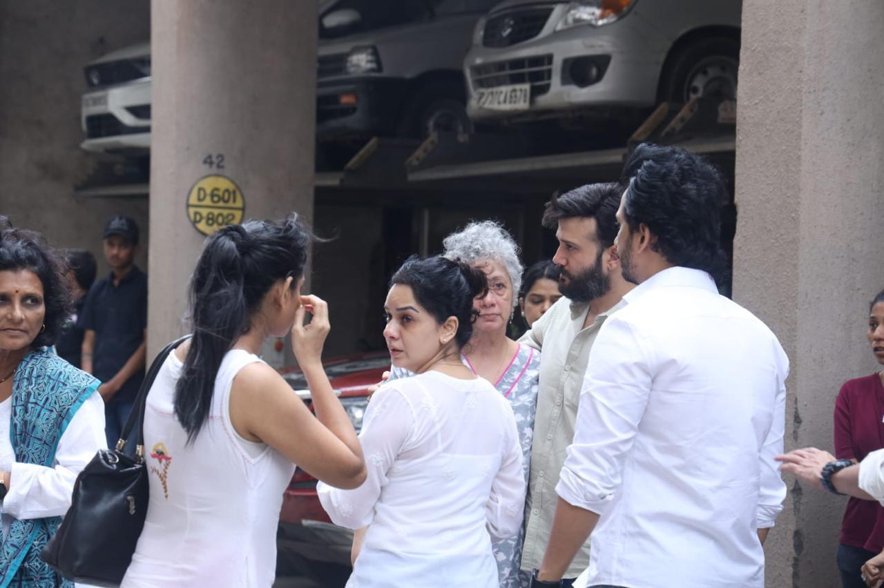 Actress Priya Marathe passed away on 31st August at the age of 38 after a prolonged battle with cancer. Her mortal remains were taken to her residence in Mira Road for last rites. (Pic courtesy: Mahesh Gohil)